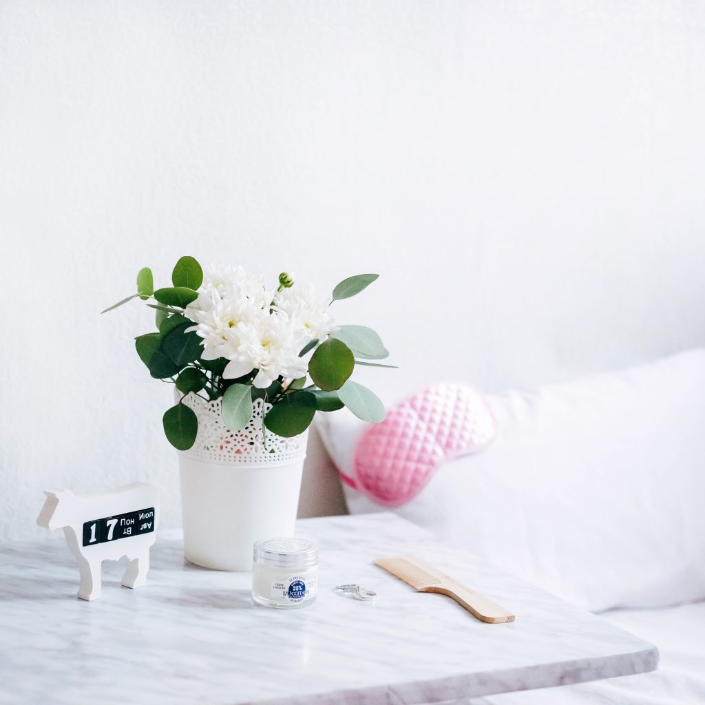 There are many health benefits of being organised all of which will contribute towards increased levels of happiness. The NHS' top recommendation for improved happiness is to reduce stress levels by getting organised. Benefits include: increased productivity, decreased stress and improved sleeping habits - www.channongray.com // heythereChannon